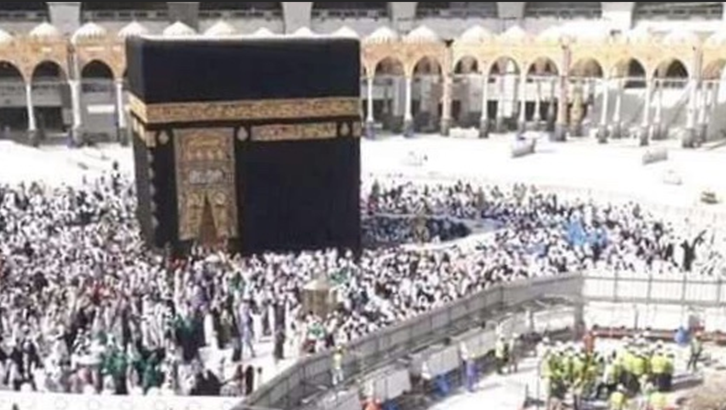 MENYEMPIT: Pembangunan kawasan sumur Zam Zam di Masjidil Haram membuat areal untuk tawaf menyempit. (Foto FIM)