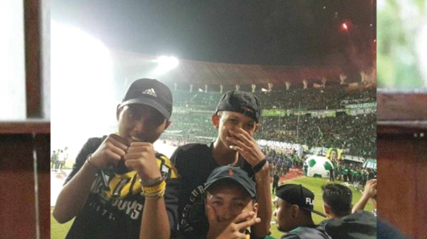 Korban meninggal dunia Emiral Fikri (topi belakang)  saat berfoto dalam laga Persebaya vs PSS Sleman di Stadion Gelora Bung Tomo. foto:instagram