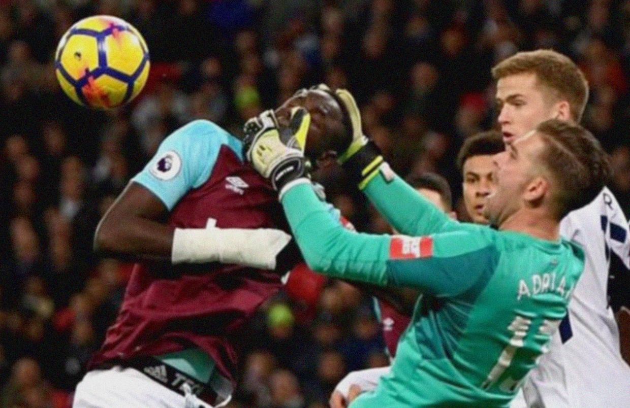 Aksi kiper West Ham, Andrian saat menangkap kepala rekannya bikin ngakak di laga mewalan Tottenham, dini hari tadi. foto:gettyimages