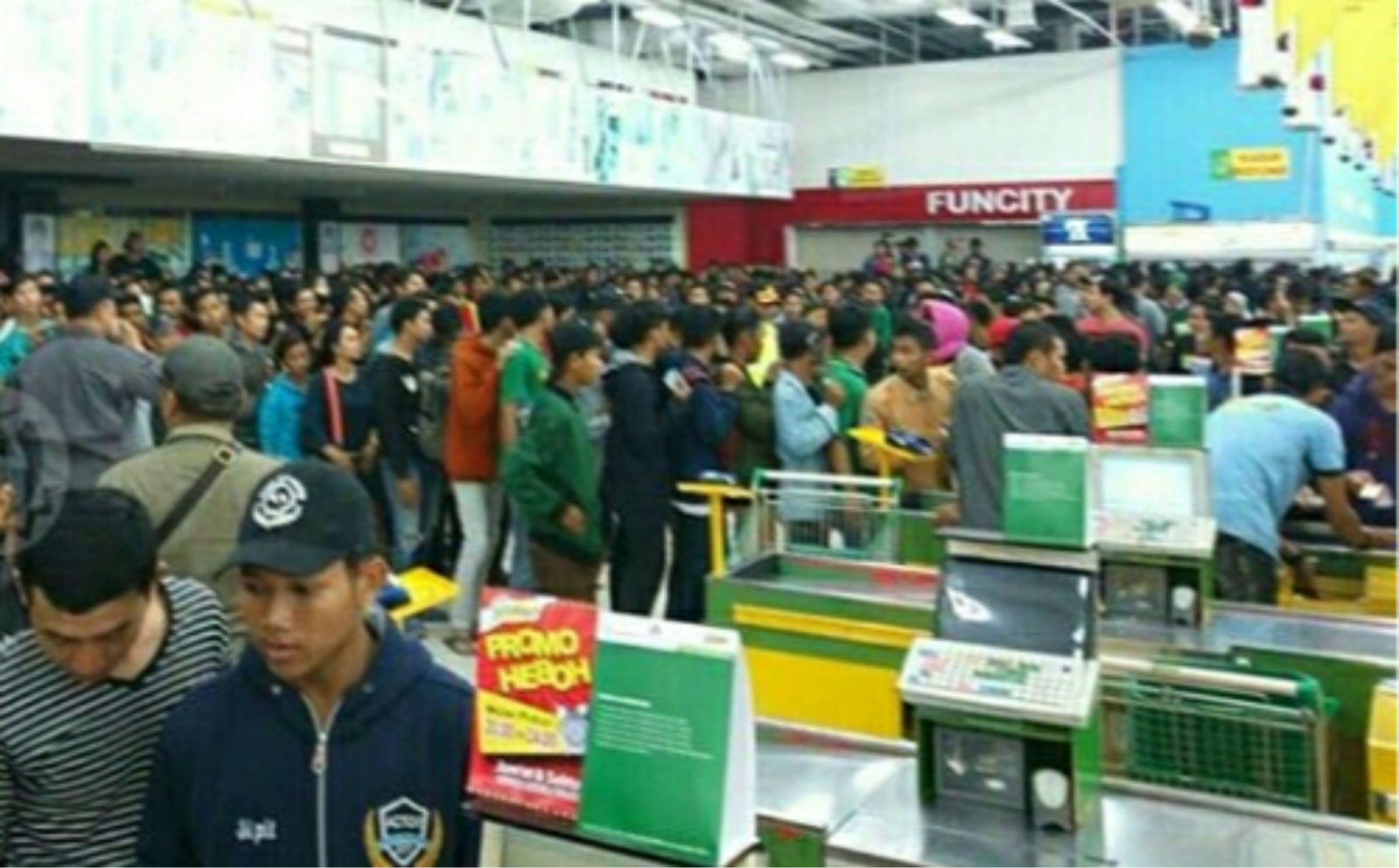 Antrian tertib bonek depan loket penjualan tiket Persebaya vs Madura United di Giant Maspion, Surabaya.