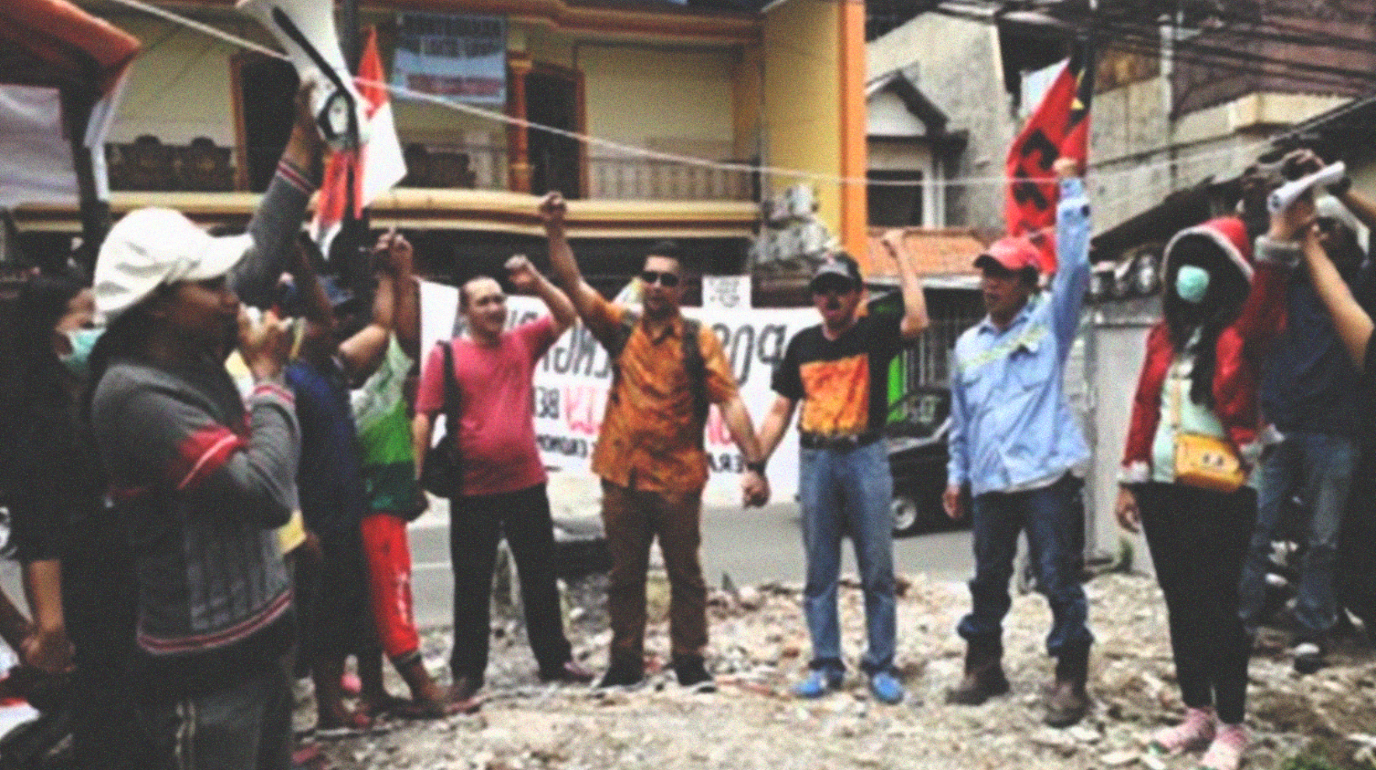 Perwakilan KOPI dan FPL Jarak dan Dolly berorasi di depan Posko Pengaduan Perampasan Hak Ekonomi Rakyat. (foto: Jawapos