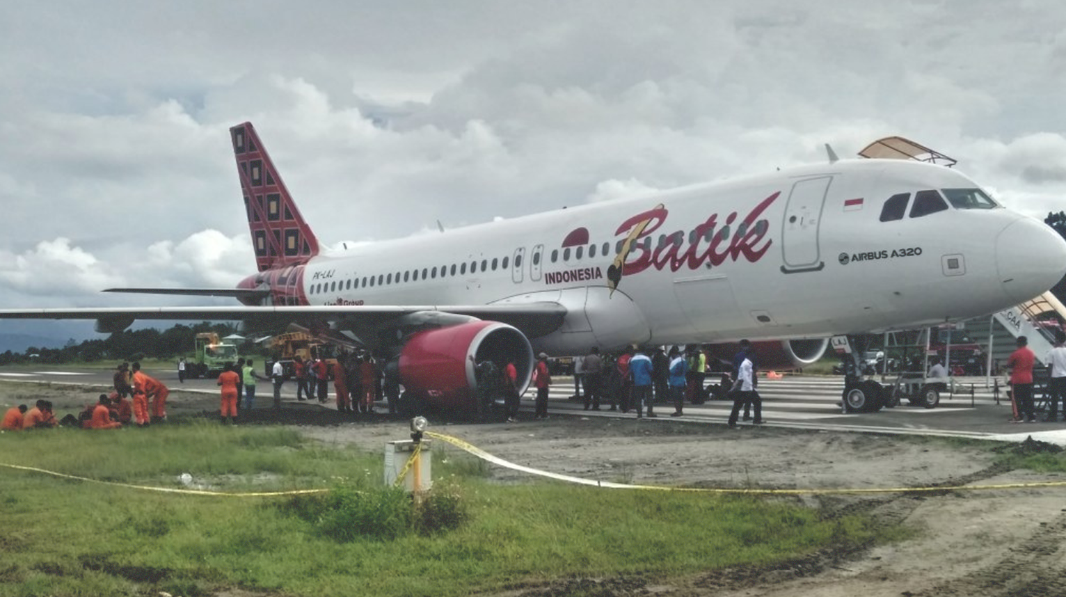 Proses evakuasi pesawat Batik Air yang tergelincir di Bandara Rendani Manokwari, Papua Barat, Selasa, 13 Maret 2018. Pesawat Batik Air dengan nomor penerbangan ID 6155 tergelincir saat akan lepas landas dari Manokwari dengan tujuan Sorong pada pukul 12.40 WIT. Pesawat batal berangkat akibat peristiwa itu. (Foto: Antara)