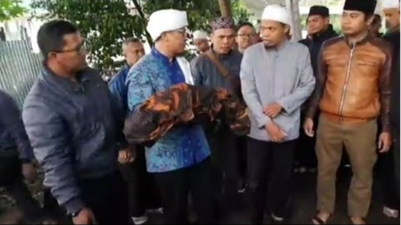 Aa Gym di pemakaman Eco Pesantren Darut Tauhid.