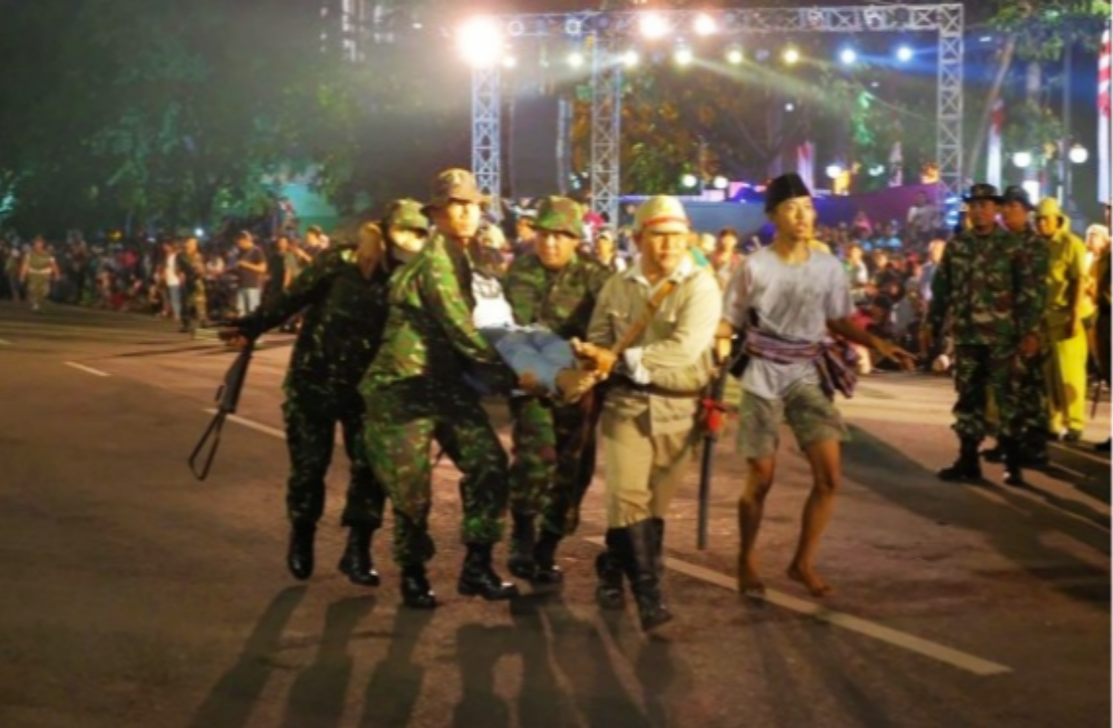 Salah sati korban digotong para pemain drama kolosal yang ikut berlari mencoba menyelamatkan korban. foto:istimewa