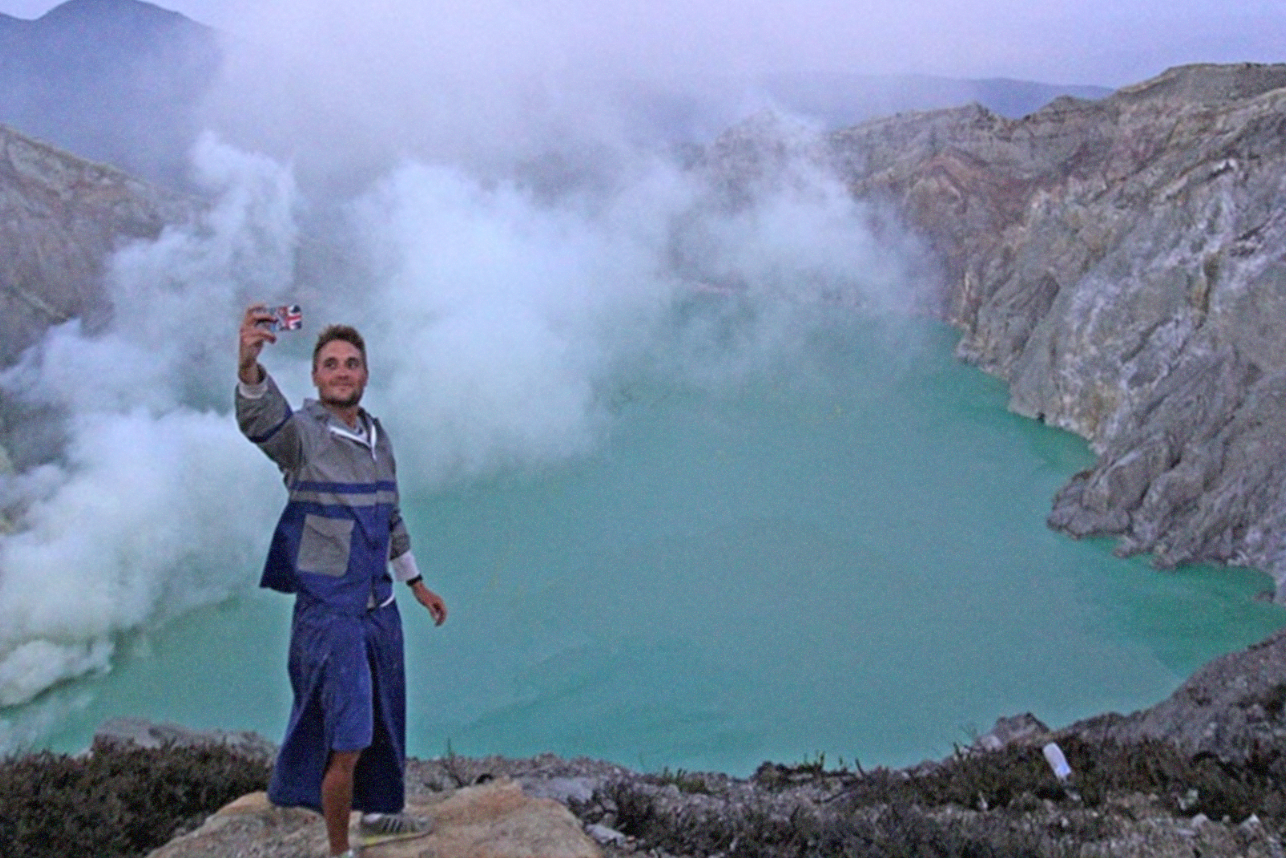 Tim penilai meninjau lokasi Kawah Ijen dan merangkai kesiapan Banyuwangi kalau bisa masuk GGN Unesco. (Foto:Dok Humas Pemkab Banyuwangi)