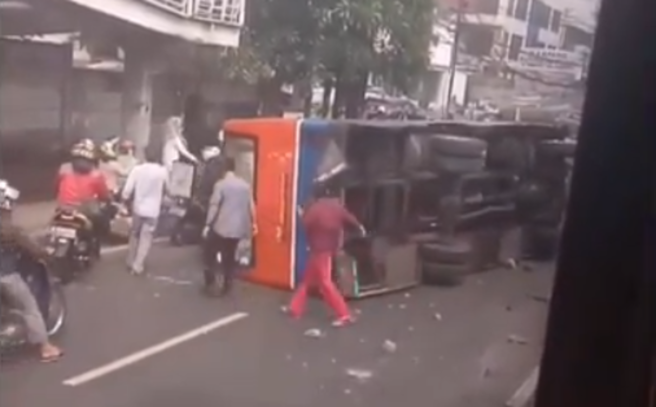 Bus Metromini S75 mengalami kecelakaan di kawasan Mampang, Jakarta Selatan, Selasa, 30 April 2019 siang. (Foto: Istimewa)