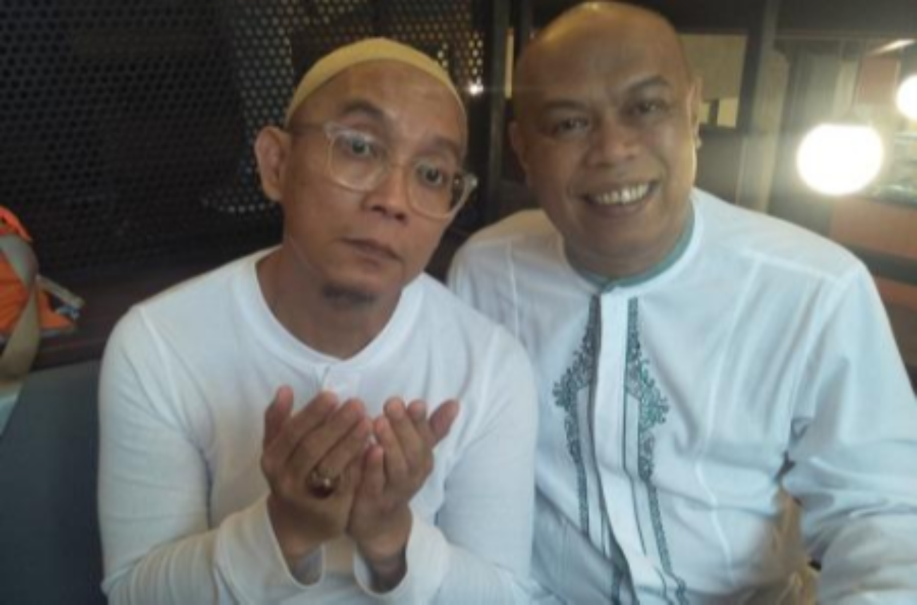 Jodhy Sumantri (kiri) bersama rekannya, Edwin 'Super Bejo'.