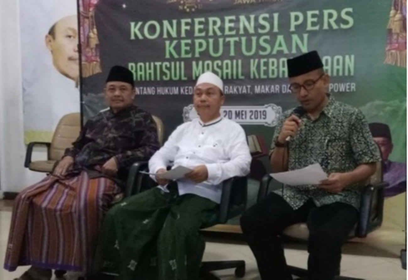 Katib Syuriyah PWNU Jatim KH Syafrudin Syarif saat menyampaikan hasil bahtsul masail kebangsaan, tentang hukum menolak hasil pemilu, di kantor PWNU Jatim, Senin, 20 Mei 2019. (Foto: Nu online)