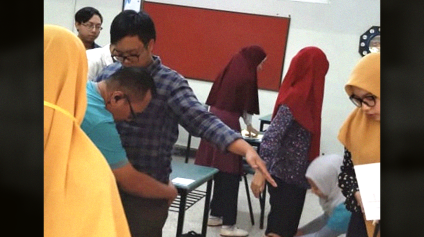 Pemeriksaan peserta Utul UGM saat hendak keluar kelas ujian. Saat masuk kelas juga menjalani pemerinksaan ketat. (Foto Panlok)