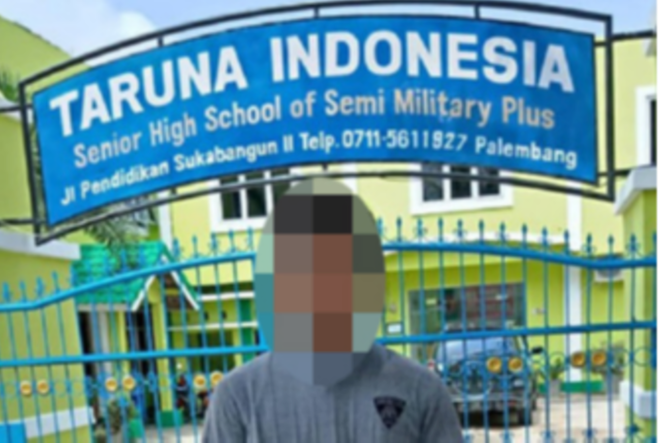 Mendiang Delwyn Berli Juliandro sempat berpose di depan sekolah. (Foto: Dok. Keluarga)