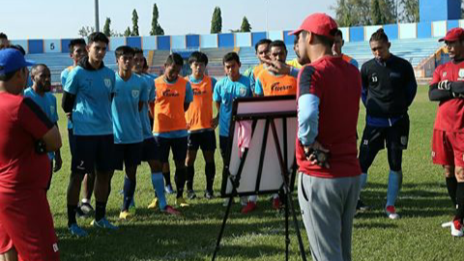 Nil Maizar Didampingi Didik Ludianto dalam sesi latihan. (Foto: Instagram Perselafc)