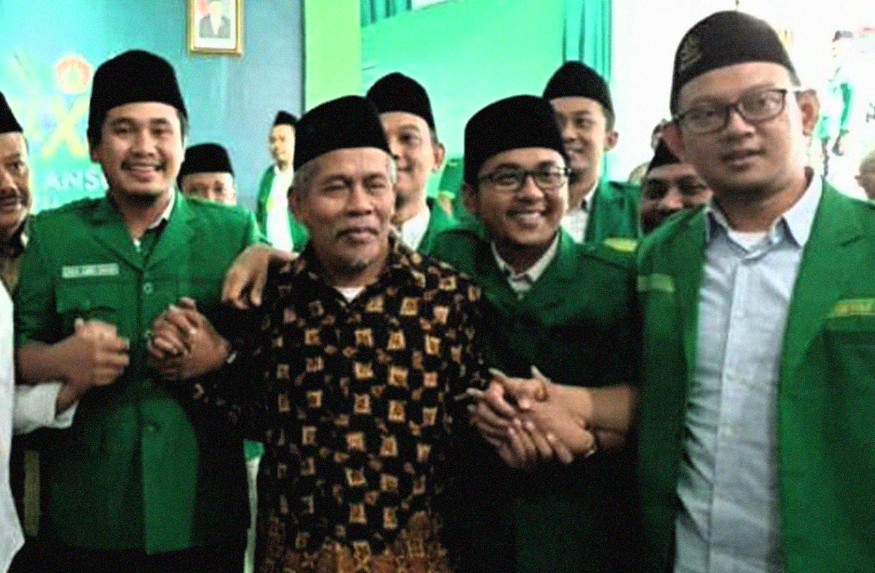 Syafiq Sauqi (paling kanan) bersama Kiai Marzuki Mustamar dan kader Ansor lain. (Foto: ist/ngopibareng.id)