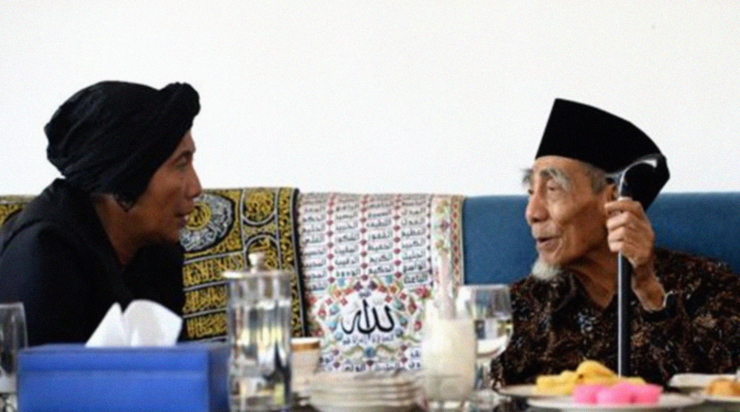 Kenangan Menteri Kelautan dan Perikanan Susi Pudjiastuti bersama KH Maimun Zubair atau akrab disapa Mbah Moen. (Foto: Twitter Susi Pudjiastuti)