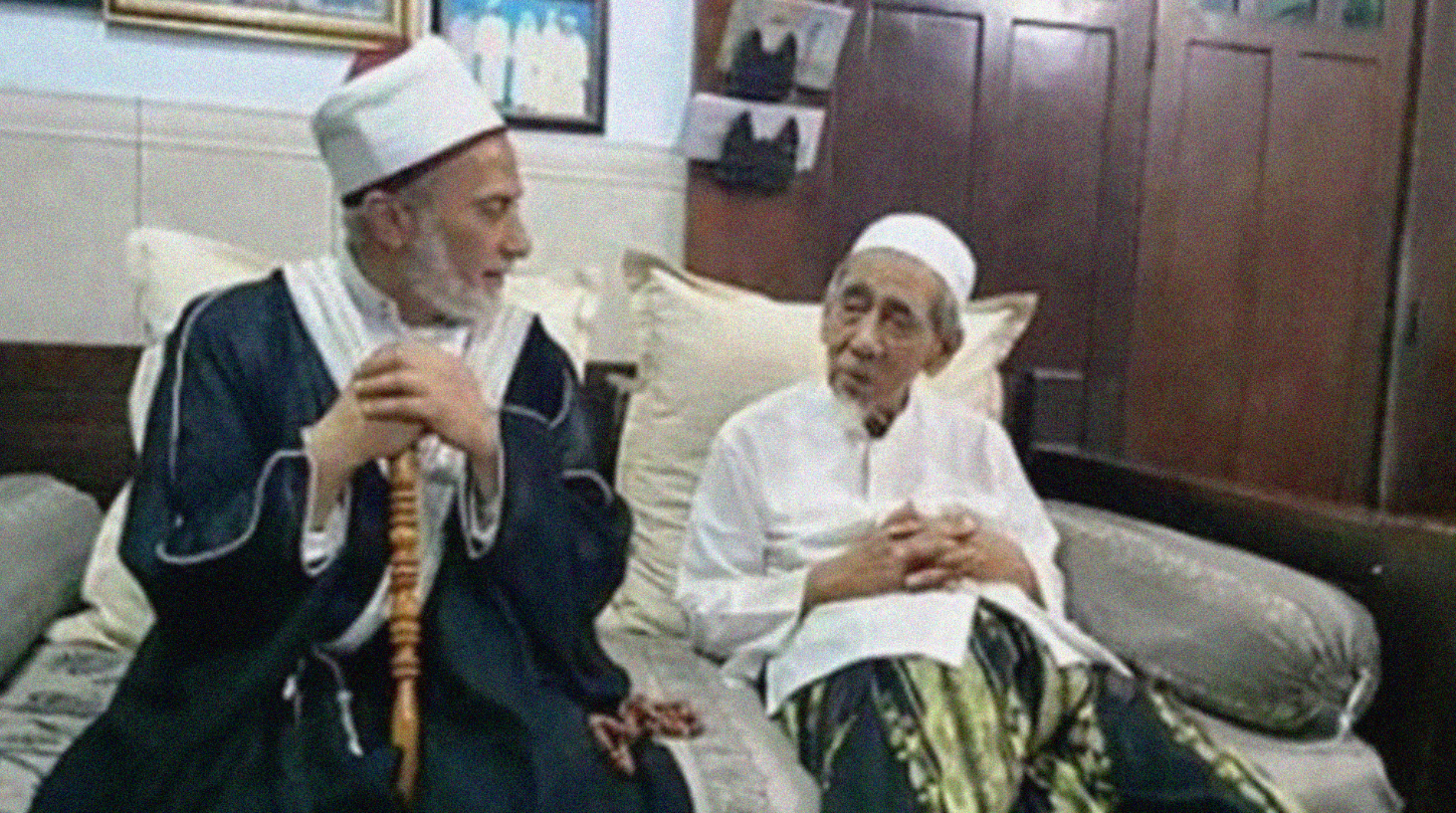 KH Maimoen Zubair dan ulama Timur Tengah. (Foto: ist/ngopibareng.id)