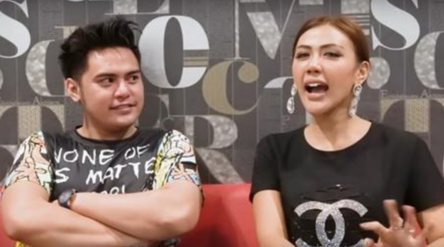 Penampilan Galih Ginanjar dan Rey Utami di channel YouTube Mulut Sampah, saat membahas soal bau ikan asin diduga menyindir Fairuz A Rafiq. (Foto: Capture YouTube Mulut Sampah)