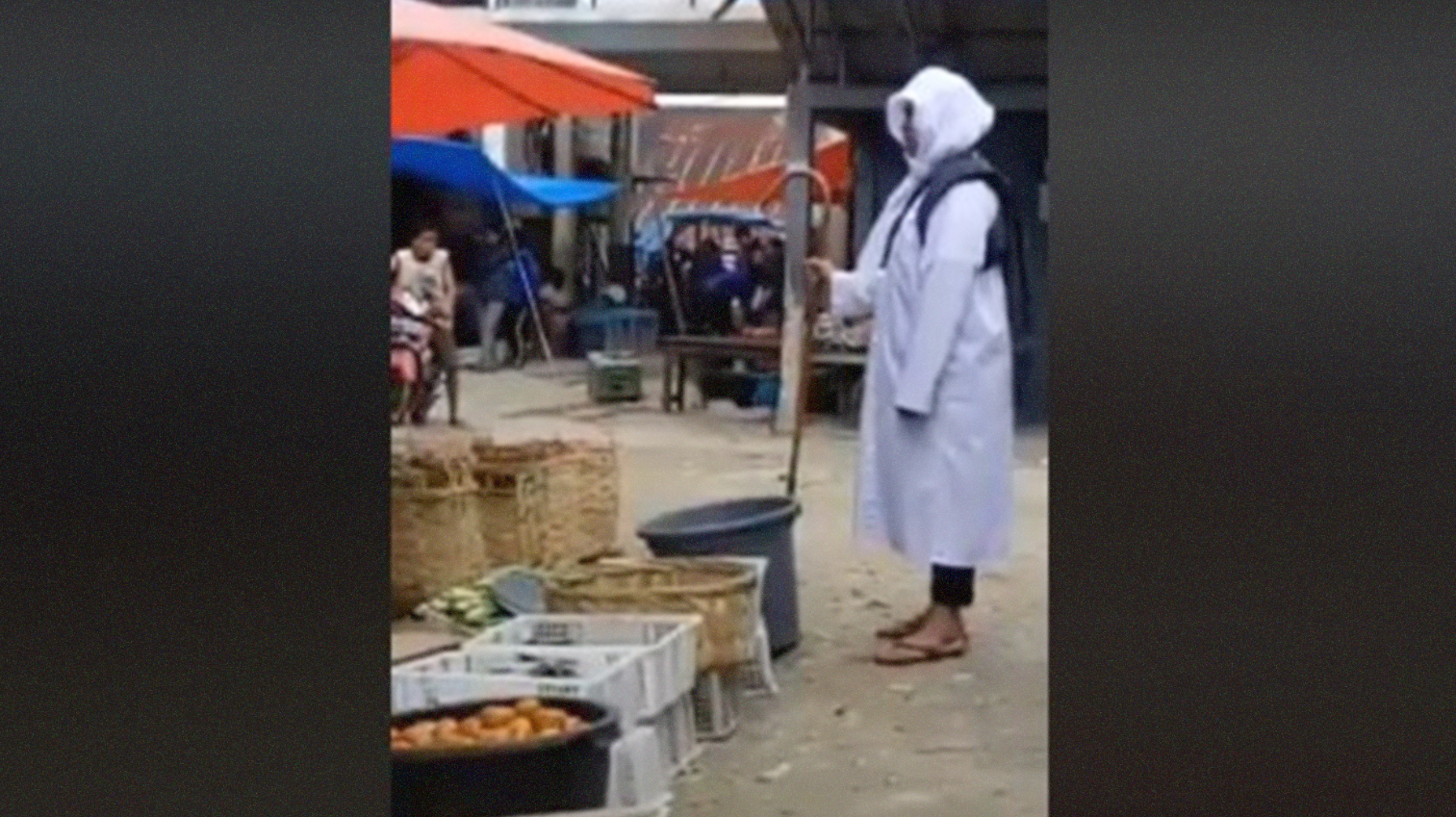 Sosok misterius menyampaikan pesan ke pedagang Pasar Lintong Nihuta, Kabupaten Humbang Hasundutan (Humbahas), Sumatera Utara (Sumut). (Foto/video: Facebook)