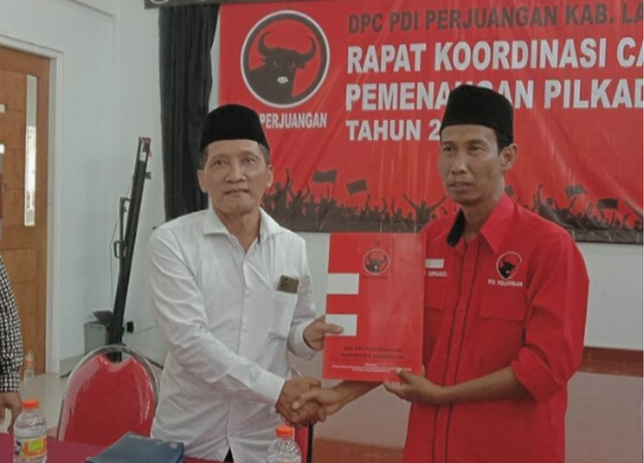 Ketua Panitia Penjaringan Bacabub dan Bacawabub PDIP Lamongan (kanan) Reso Supranoto. (Foto: Nasih/ngopibareng.id)