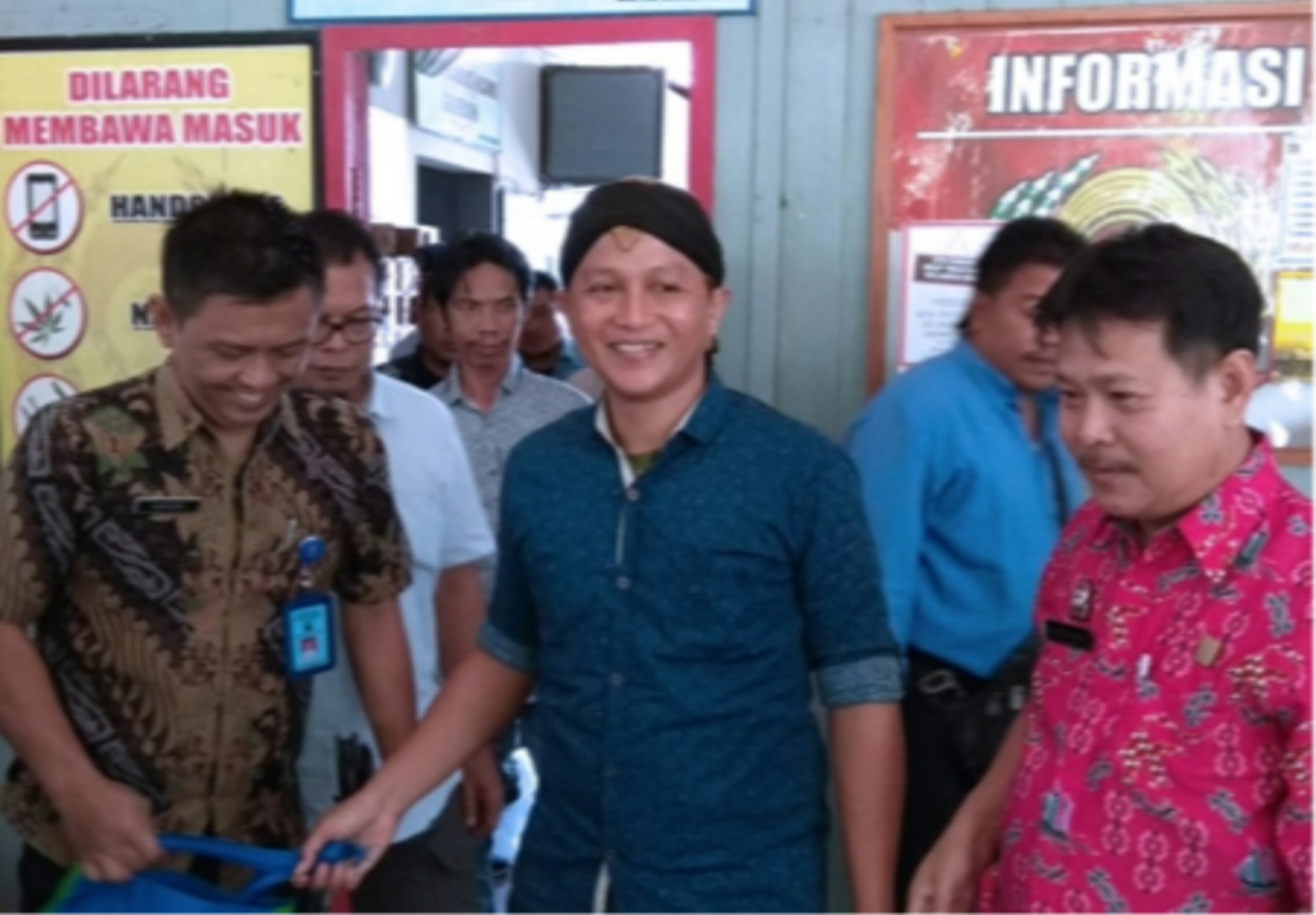 Galih (tengah) saat keluar dari pintu Lapas Kelas IIB Lamongan. (Foto: Nasih/ngopibareng.id)