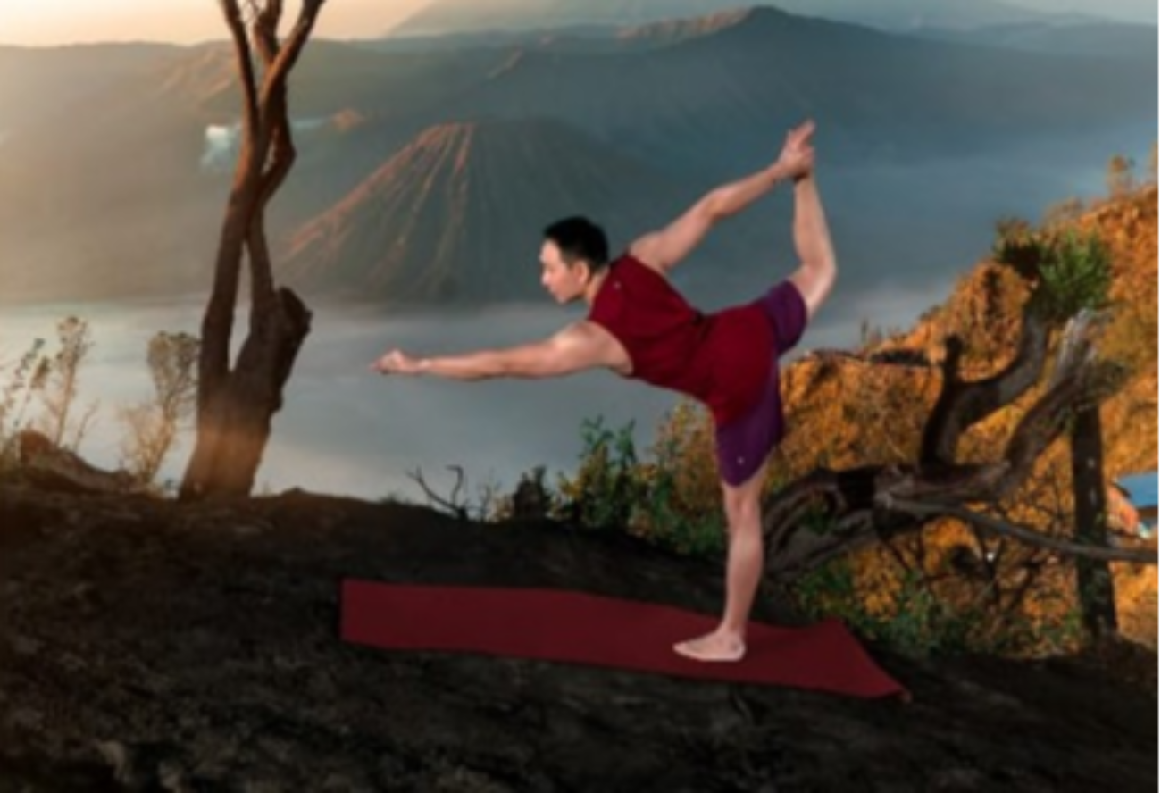 Rocky Mustafa, instruktur yoga senior saat mempraktikkan gerakan yoga. (Foto: dok.pribadi)