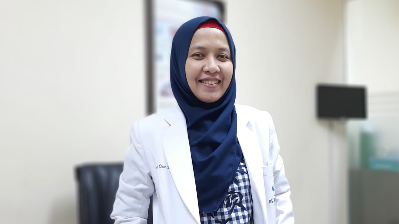 dr. Dini Dharmawidiarini SpM (K), dokter bedah kornea dari RSMU, yang memakai satu kornea untuk lima orang dengan teknik Lammellar Keratoplasty. (Foto: Pita/ngopibareng.id)