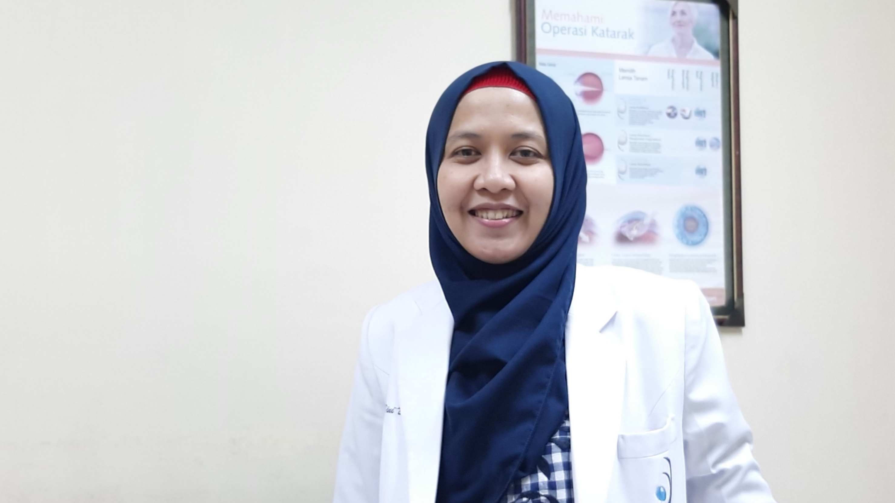 dr. Dini Dharmawidiarini, SpM (K) saat ditemui di ruang prakteknya di RSMU (FOTO: Pita/Ngopibareng.id)