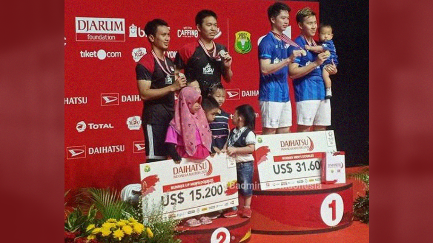 Ganda putra Marcus Fernaldi Gideon/Kevin Sanjaya Sukamuljo juara atas rekan senegara Mohammad Ahsan/Hendra Setiawan di final ganda putra Indonesia Masters 2020. (Foto: Instagram @badminton.ina)