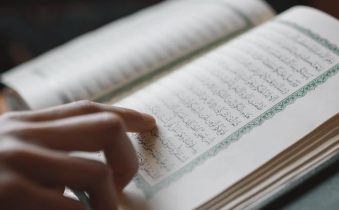 Membaca Al-Quran dianjurkan. (Foto: Istimewa)