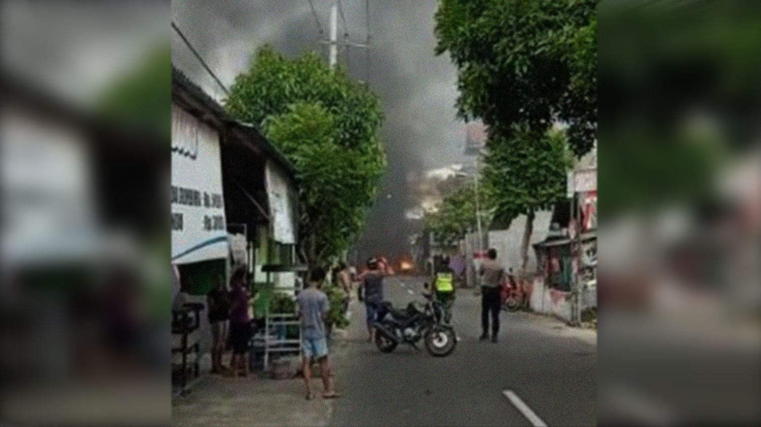 Kerusuhan yang terjadi saat laga derby Persebaya FC dan Arema FC bertemu di semifinal Piala Gubernur di Blitar. (Foto:tangkapan layar Whatsapp/Ngopibareng.id)