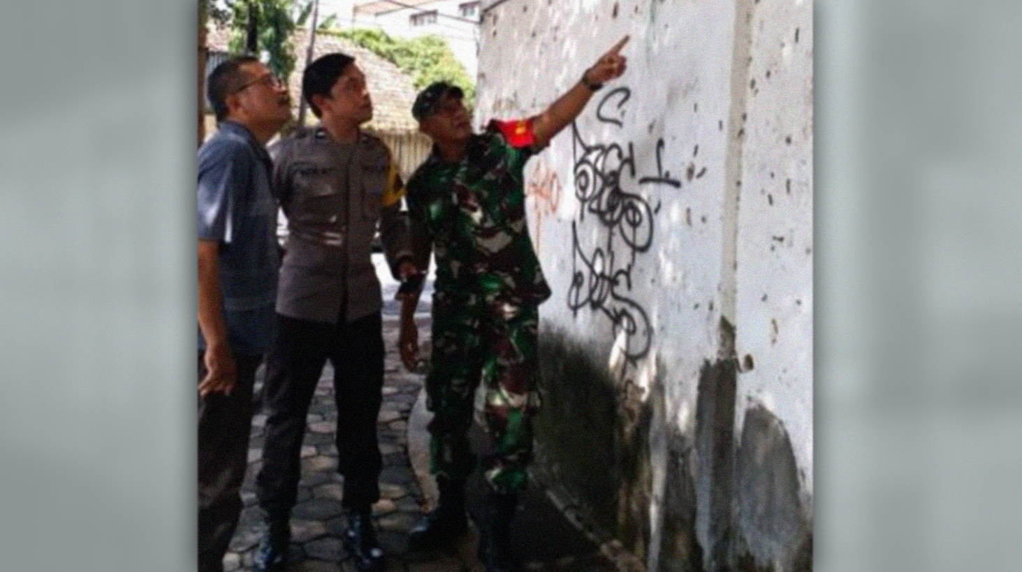 Petugas gabungan tangani ratusan ulat bulu. (Foto: Istimewa)