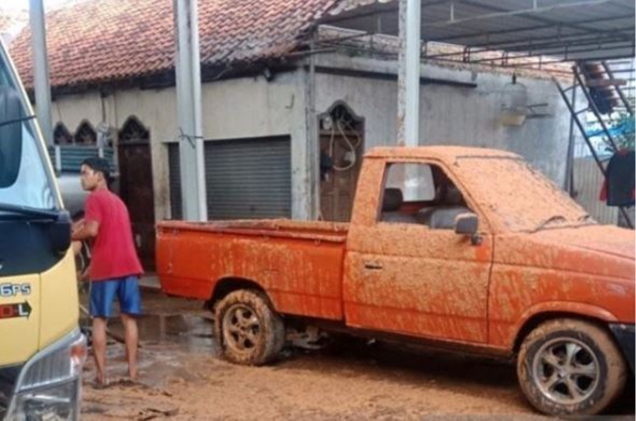 Satu unit mobil pickup terkena semburan tinja akibat ledakan tangki truk tinja di wilayah RT 04/08 Kelurahan Munjul, Kecamatan Cipayung, Jakarta Timur. (Foto: Instagram @jktinfo)