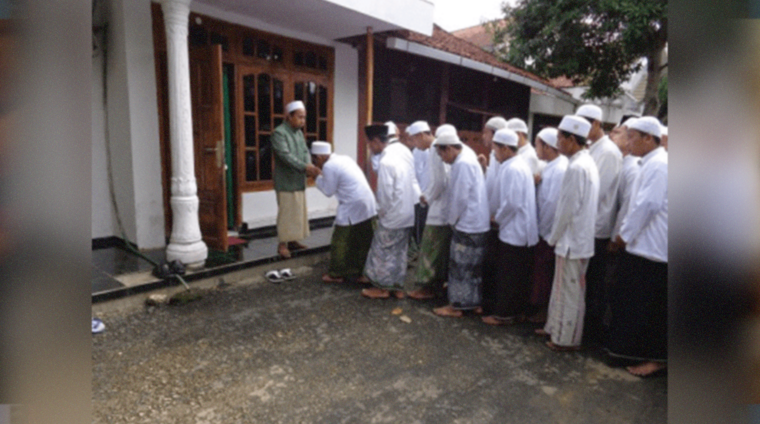 Santri menghormat pada guru bagian dari etika dalam pendidikan di pesantren. (Foto: Istimewa)