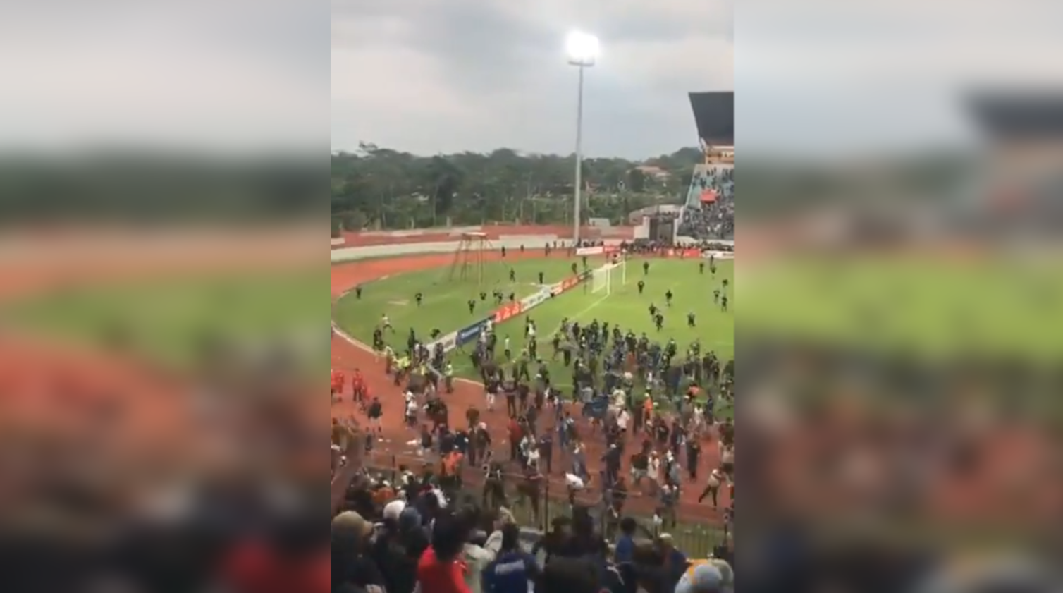 Kerusuhan di menit terakhir laga PSIS versus Arema FC di Stadion Moh  Moh Subroto, Magelang, Sabtu 14 Maret 2020. (Foto: Twitter)