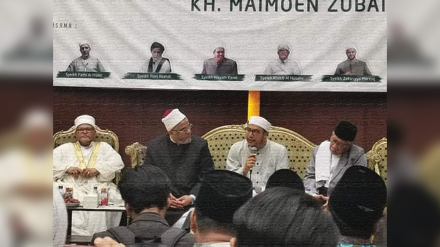 Masyayikh Al-Azhar turut bertahlil bersama 40 hari wafatnya Syaikhona KH. Maimoen Zubair di Auditorium Markaz Lughoh Syaikh Zayed, al-Hayy, al-Sadis Madinat Nasr. (Foto: Pesantren Kempek)