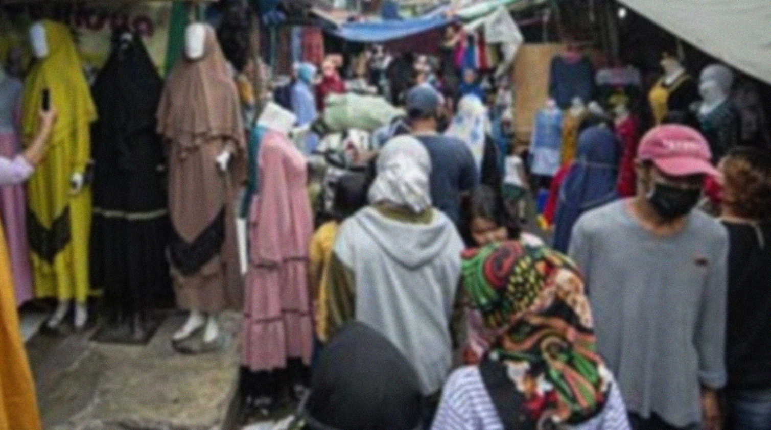 Pedagang dan para pembelanja bersatu di Jalan Jati Baru II, Tanah Abang, Jakarta, Senin.Kagak ada PSBB di Pasar Tanah Abang dan sekitarnya. (Foto:Antara)