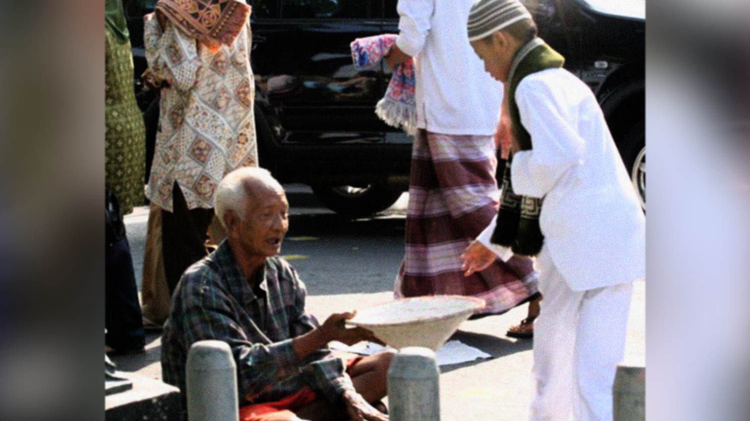 Berthawaflah mengelilingi fakir miskin. (Foto: Istimewa)