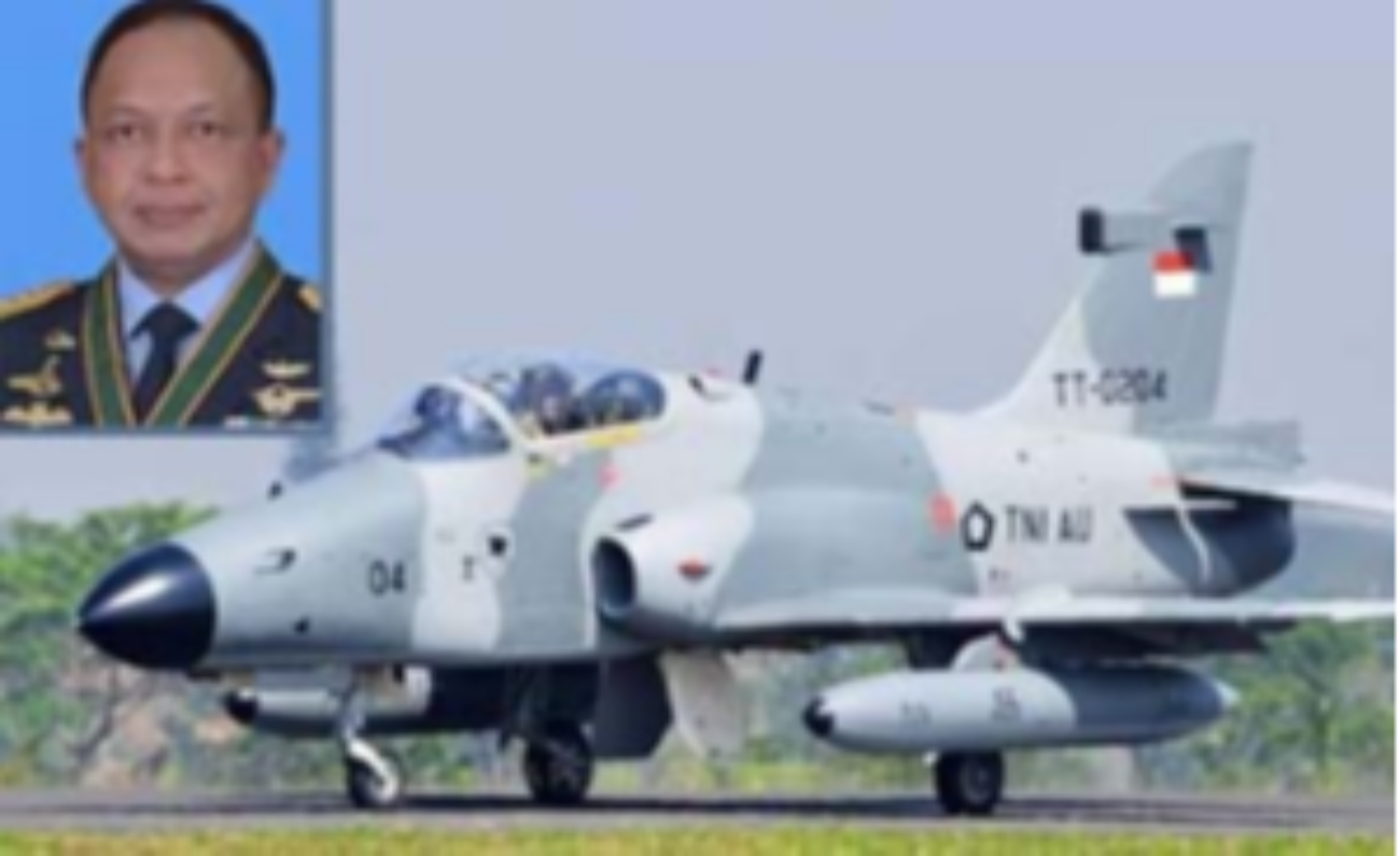 Pesawat jet tempur TNI-AU Hawk 0209 buatan tahun 1990 yang jatuh di Riau Senin pagi, dan (inzet) KSAU  Marsekal TNI Fadjar Prasetyo. (Foto: Ngopibareng/TNI-AU)