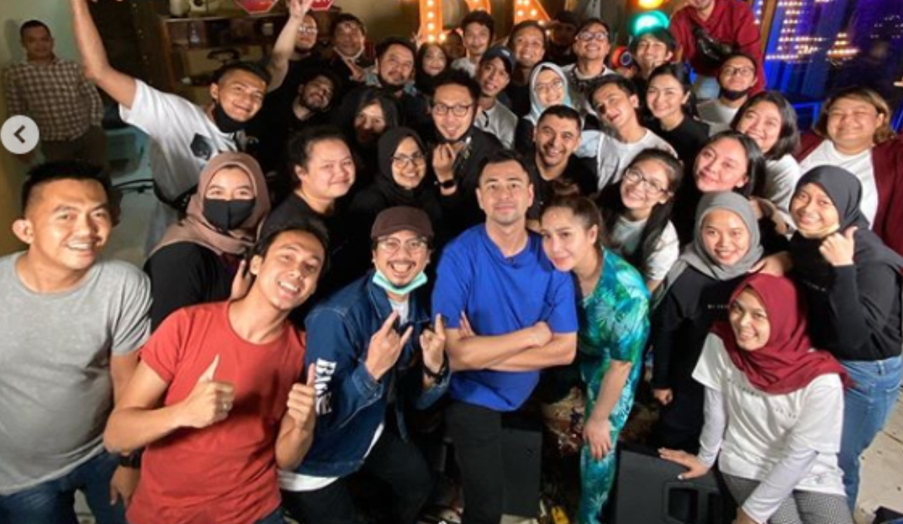 Raffi Ahmad dan Nagita Slavina bersama kru RANS Entertainment. (Foto: Instagram @raffinagita1717)