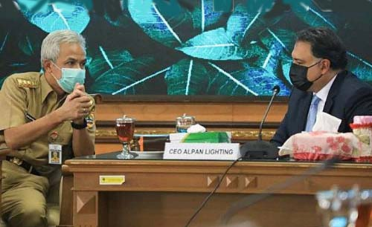 Gubernur Jawa Tengah Ganjar Pranowo (kiri) bersama President and CEO Alpan Lighting, Danny Sooferian, di Semarang, Senin. (Foto:HumasPemprovJateng)