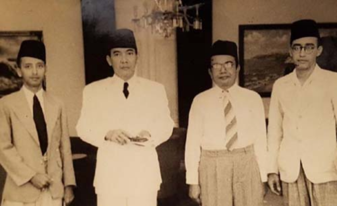 Foto kedua; Bung Karno pada detik-detik menjelang Proklamasi di rumah Faradj bin Said bin Awadh Martak di Jl.Pegangsaan  Timur No. 56 Jakarta. Dari kiri ke kanan, M. Asad Shahab (jurnalis, bukan ayah Riziek Shihab), Bung Karno,  Muhamad Al Habsyi dan sedang yang paling kanan adalah M. Dhya Shahab. (Foto:Iphos)