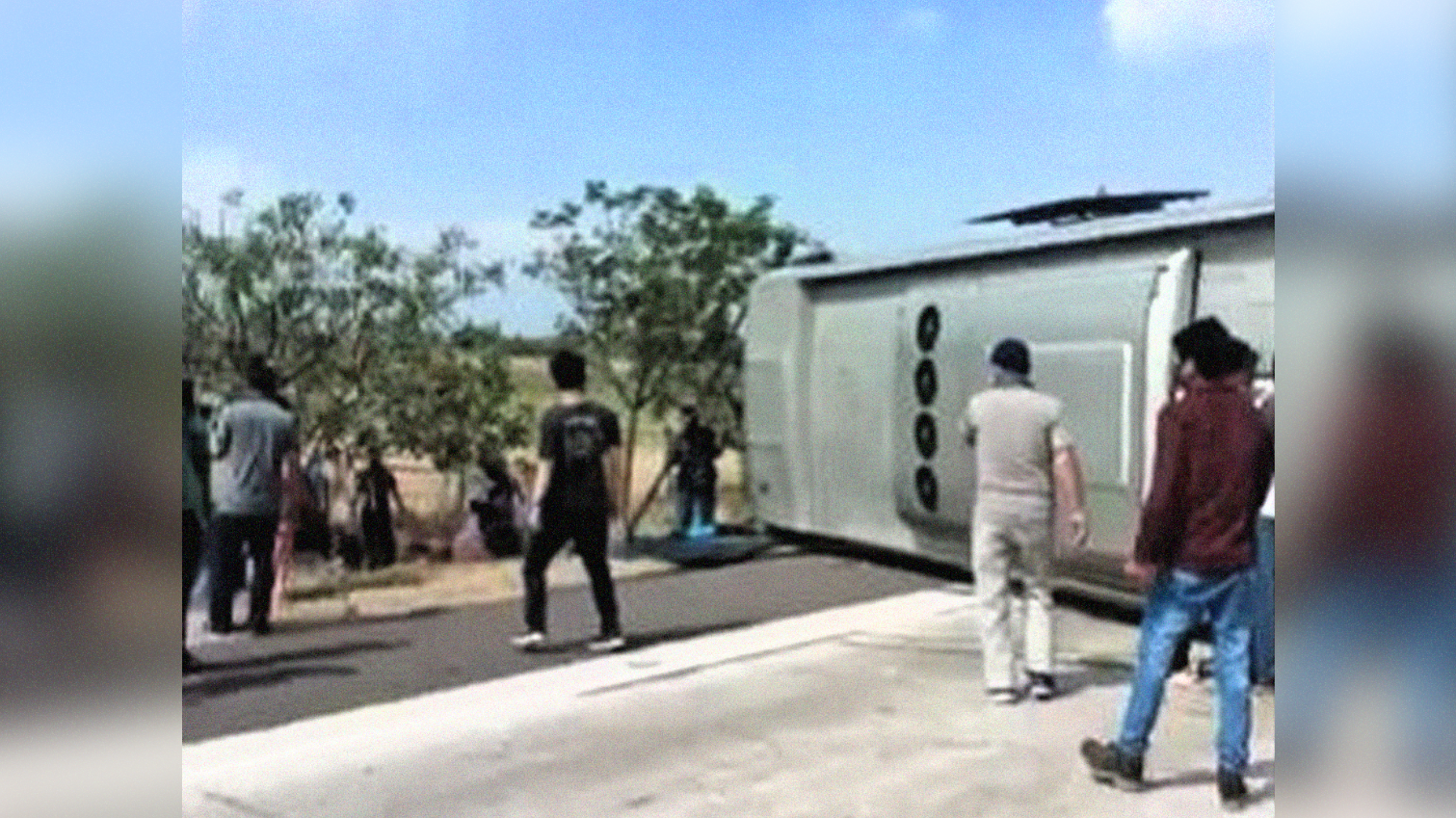 Laka Lantas di Tol Cipali, sebuah bus terguling hingga menutup jalan. (Foto: Potongan video youtube)