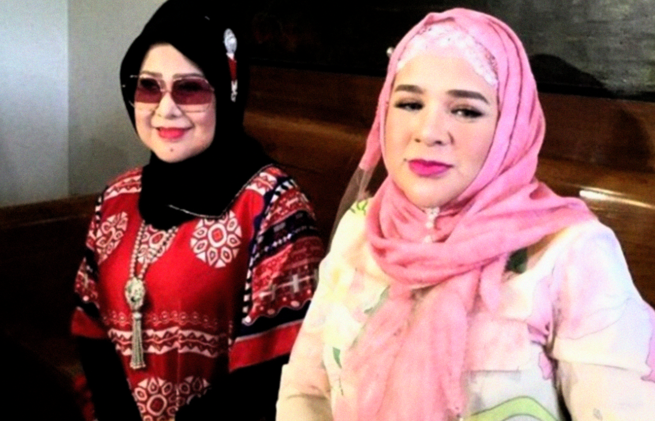 Ratu dangdut Elvy Sukaesih dan putrinya, Fitria Sukaesih. (Foto: Instagram)