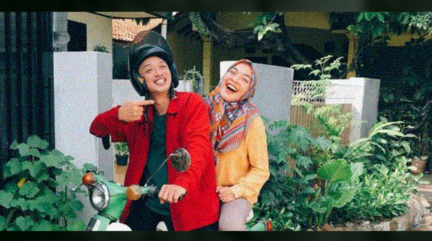 Aktor Eza Yayang berperan sebagai Ojak, suami Denok yang diperankan artis Tika Bravani di sitkom Tukang Ojek Pengkolan atau TOP. (Foto/; Instagram)