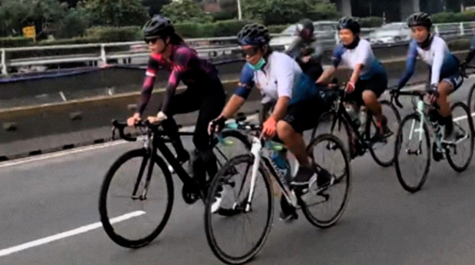 Tabitha Sumendap (depan kiri) bersama Lara, team leader gowes 1.000 km For Bali Pulih. (Foto: Dok. WCC)