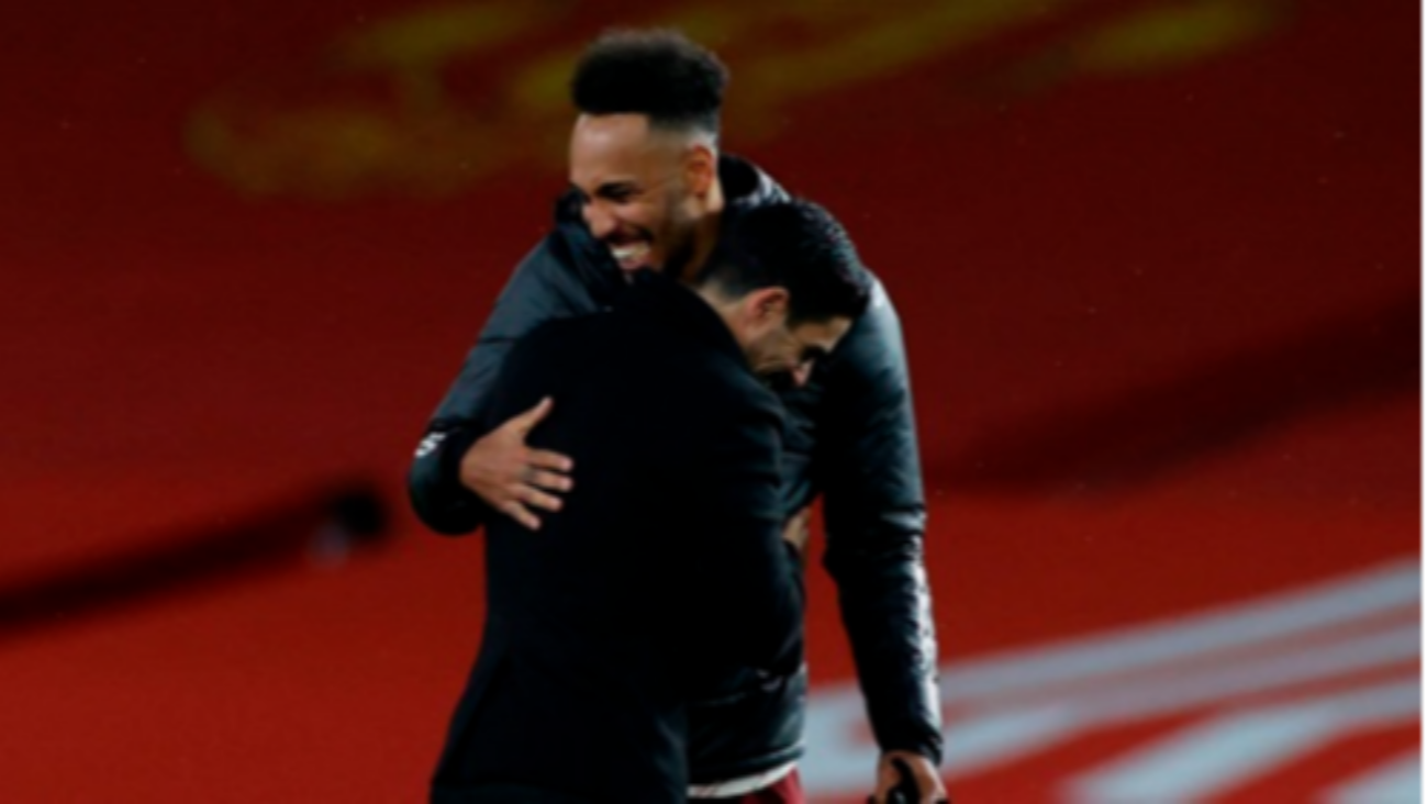 Pierre-Emerick Aubameyang berpelukan dengan sang pelatih, Mikel Arteta. Arsenal menumbangkan Manchester United di Stadion Old Trafford dengan skor tipis 1-0, Senin 2 November 2020 dini hari WIB. (Foto: Twitter)