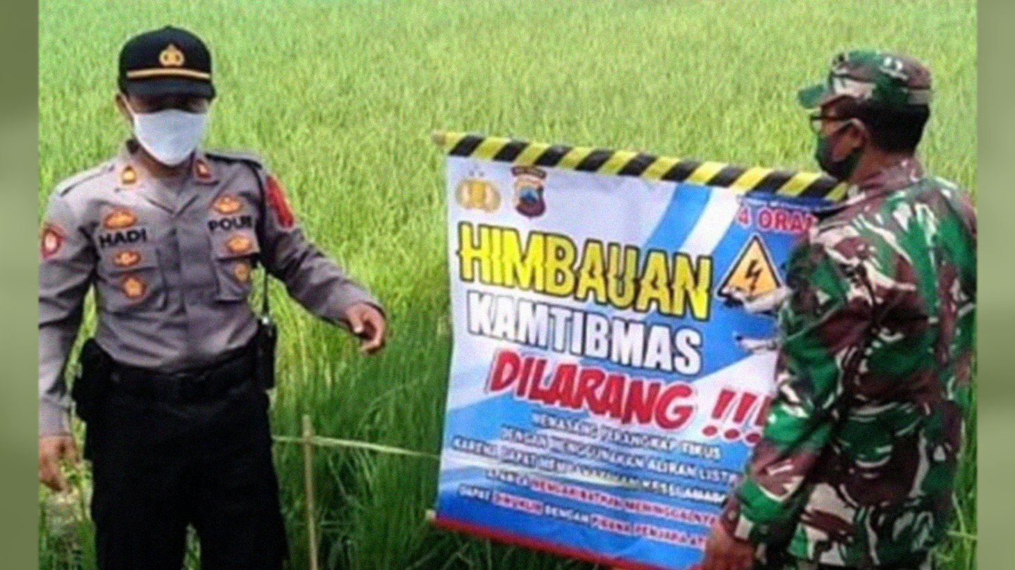 Kapolsek Sragen Kota AKP Mashadi (kiri) memasang imbauan larangan pemasangan jebakan tikus beraliran listrik di wilayah Sragen. (Foto: Suara Jateng)