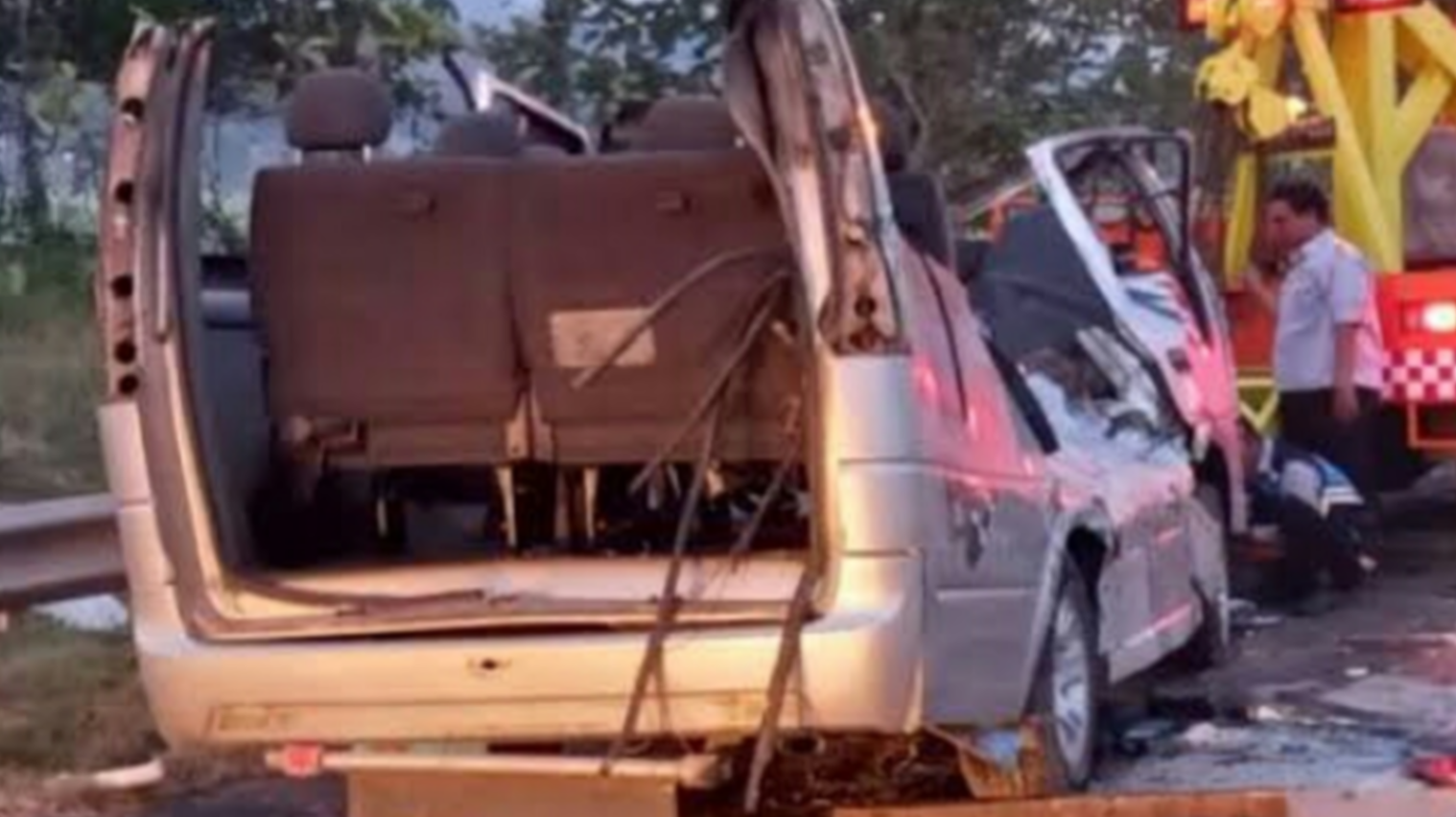 Kondisi mobil Travel Isuzu Elf seruduk truk di ruas Tol Cipali Km 78 A. (Foto: Dok. Sat Lalu Lintas Polda Jawa Barat)