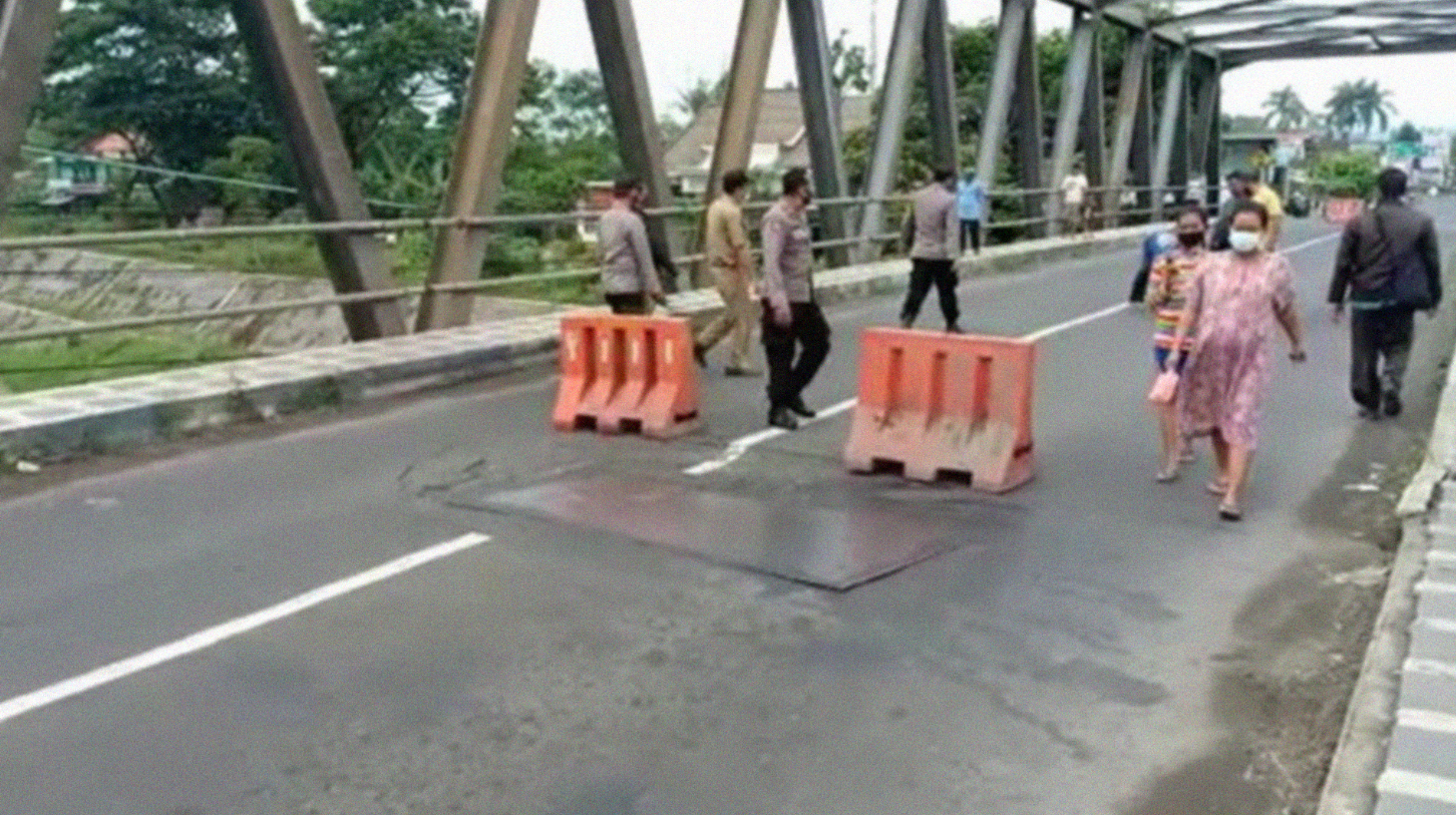 Kepolisian menutup jembatan Boro, desa Boro Kecamatan Karangrejo Tulungagung karena ambles. (Foto: Istimewa)