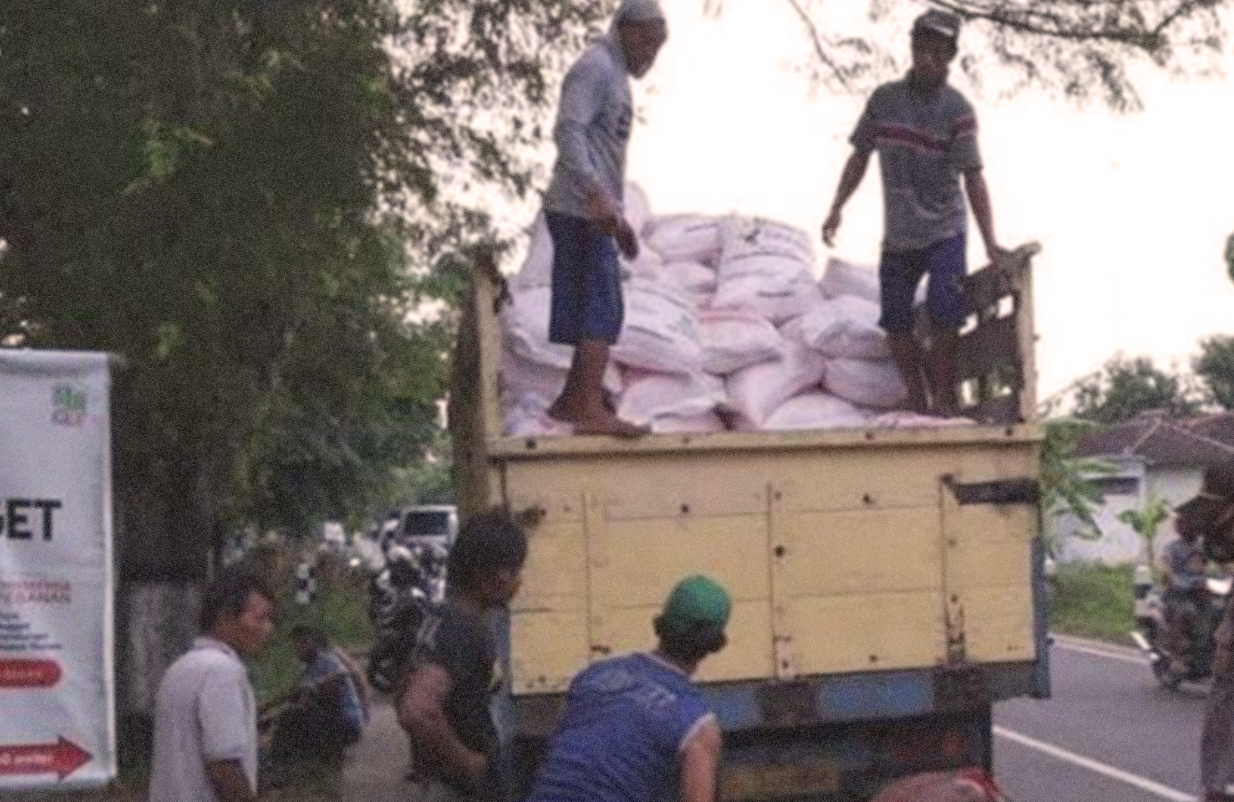 Ngadenan terpaksa harus mengurangi beban angkutannya untuk melalui jalur baru selama PPKM. (Foto: Choirul Anam/Ngopibareng.id)