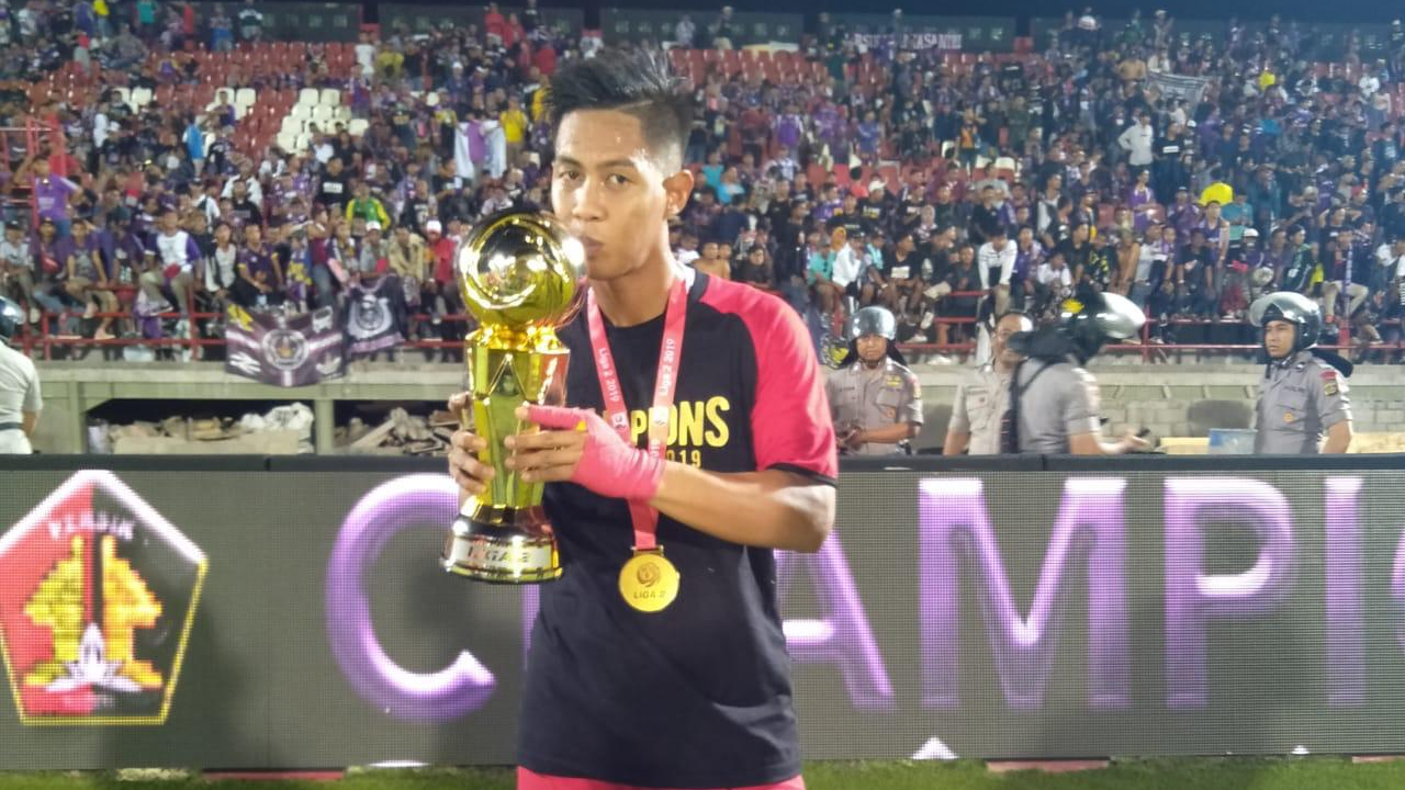 Kiper andalan Persik Kediri Junaidi Bakthiar saat angkat trofi juara Liga 2 bersama Persik Kediri. (Foto: Istimewa)