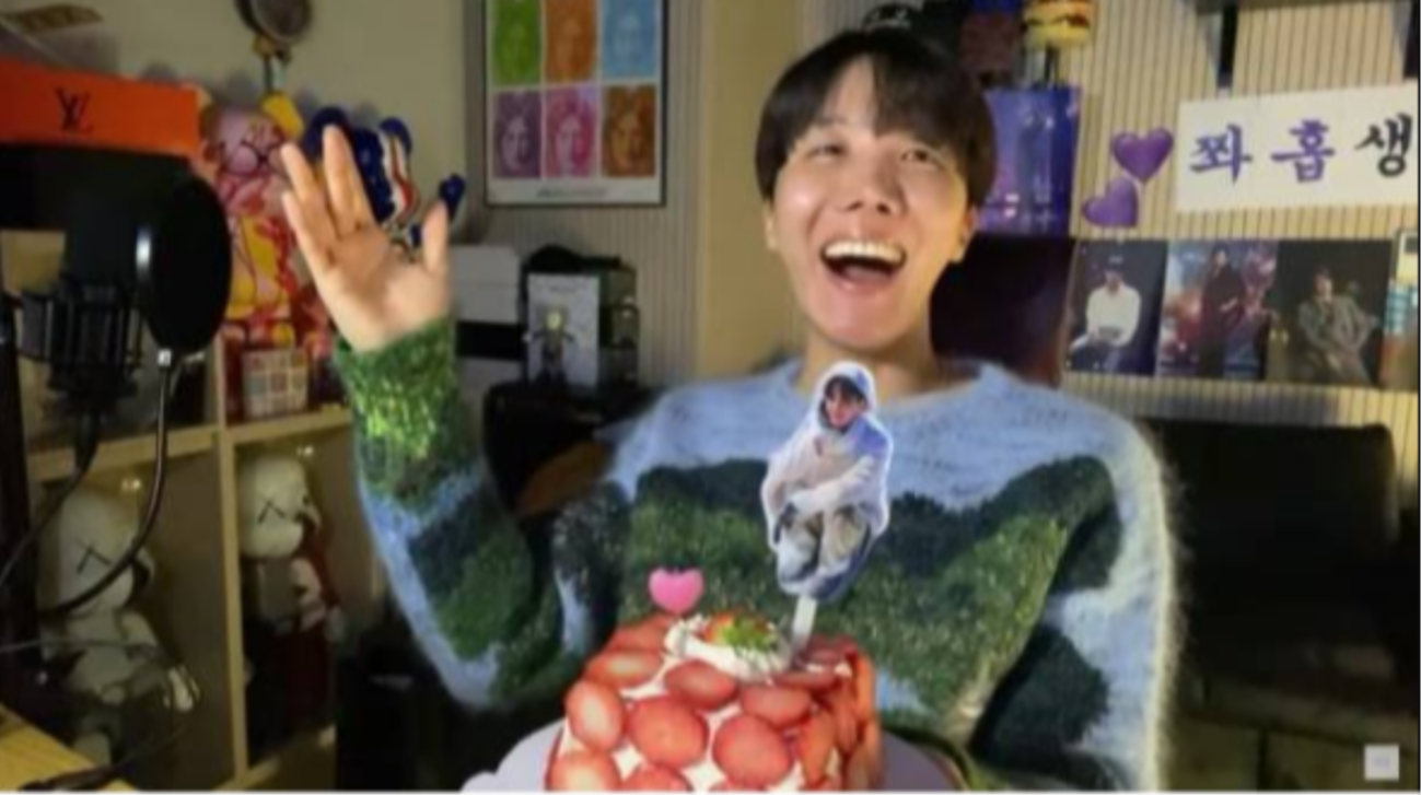 J-Hope merayakan ulang tahun ke-27 secara sederhana di dalam kamarnya, Kamis 18 Februari 2021. (Foto: YouTube BANGTANTV)